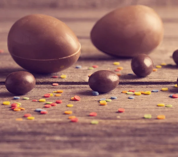 Huevos de Pascua de chocolate sobre fondo de madera — Foto de Stock