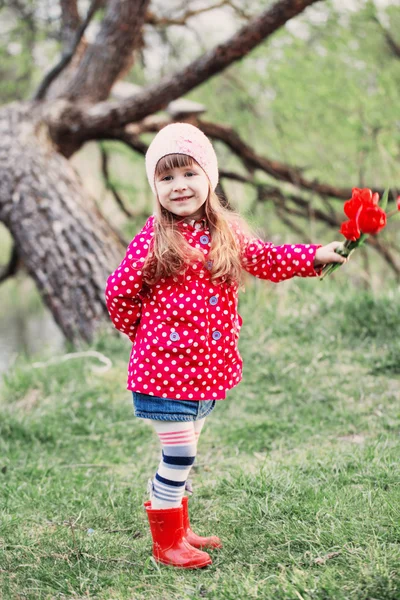 Meisje met tulpen buiten — Stockfoto