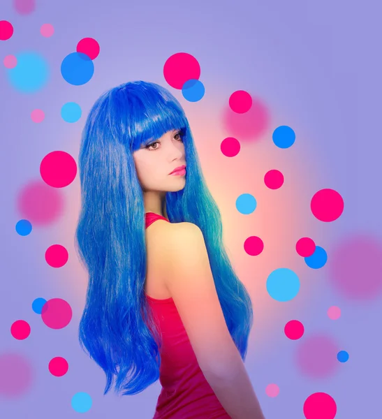 Porträtt av vacker kvinna i blå peruk — Stockfoto