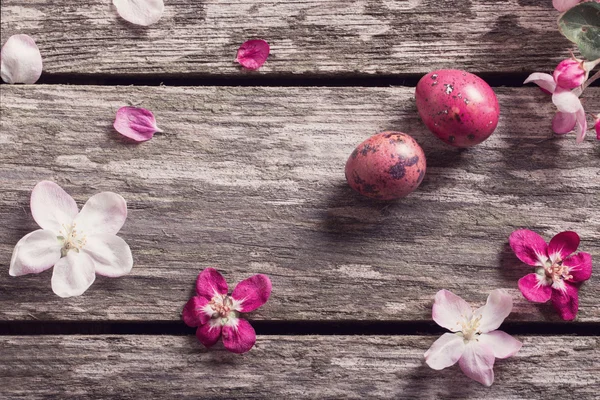 Uova di Pasqua su sfondo di legno — Foto Stock