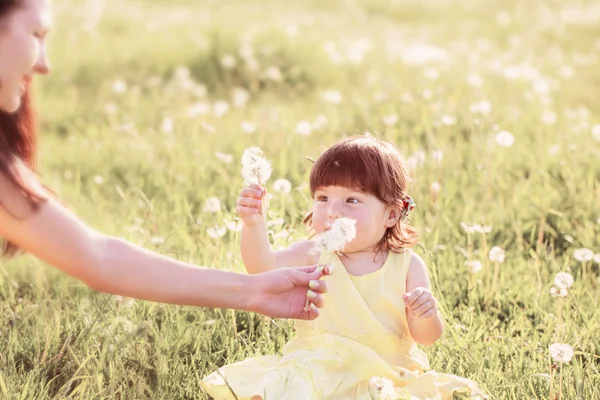 Mor och dotter med maskrosor — Stockfoto