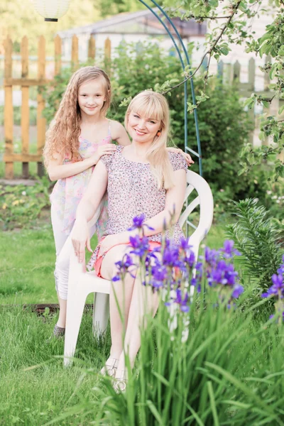 Hija con su madre en el jardín — Foto de Stock