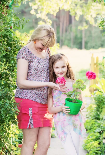 Dotter med sin mor i sommarträdgården — Stockfoto