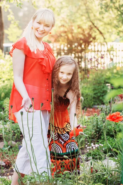 Filha com sua mãe no jardim de verão — Fotografia de Stock