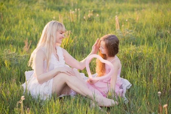 Anne ve kız ile balon formu kalbinde — Stok fotoğraf