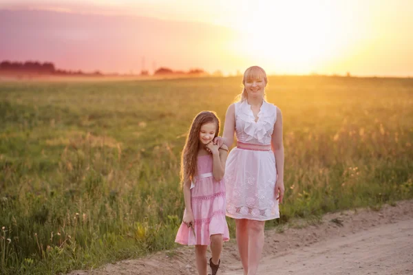 Mor och dotter vid solnedgången — Stockfoto