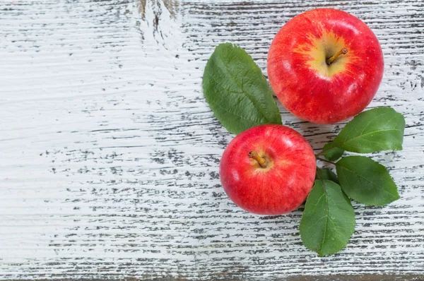 Яблоки на деревянном фоне — стоковое фото