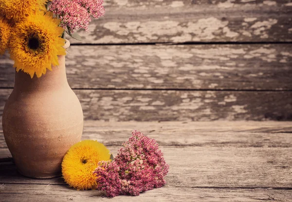 Girasoles sobre fondo de madera —  Fotos de Stock