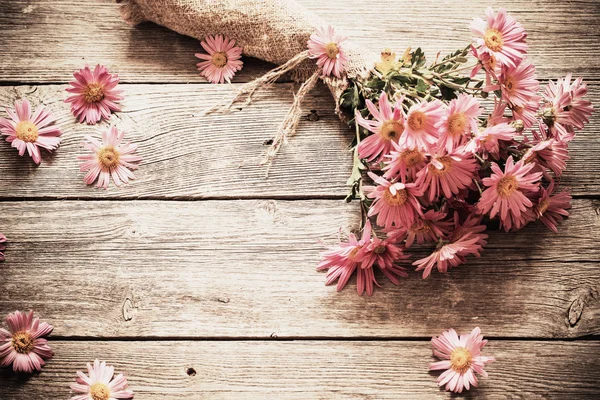 Bukiet z różowe kwiaty na drewniane tła — Zdjęcie stockowe