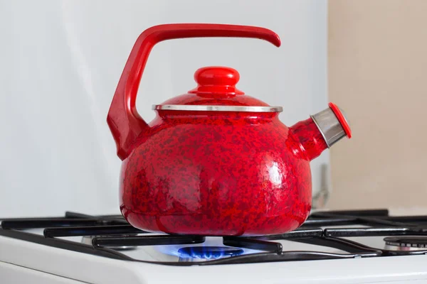 Ketel teh dengan air mendidih di kompor gas — Stok Foto