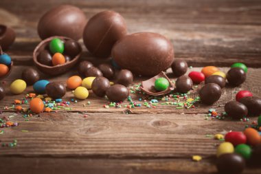 Tahta Arkaplanda Çikolatalı Paskalya Yumurtaları