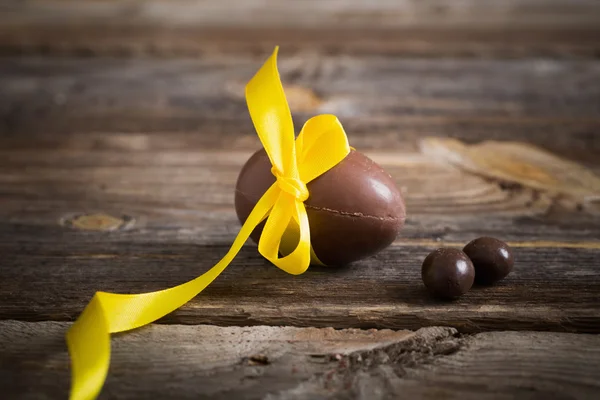 Tahta Arkaplanda Çikolatalı Paskalya Yumurtaları — Stok fotoğraf