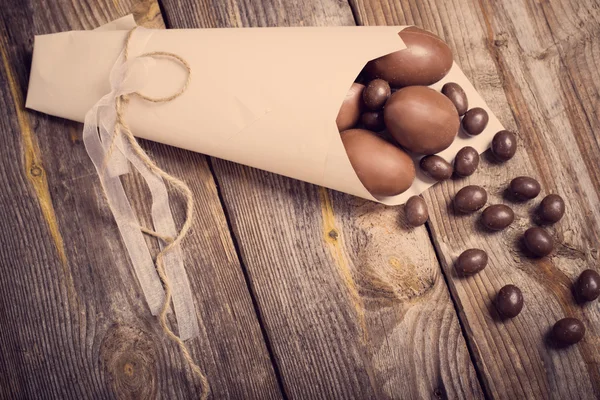 Cioccolato uova di Pasqua su sfondo di legno — Foto Stock