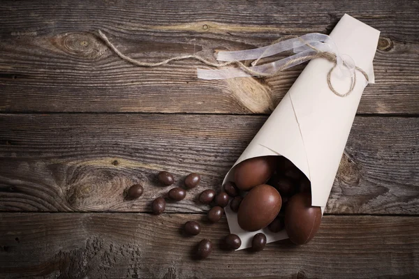 木製の背景にチョコレートイースターエッグ — ストック写真
