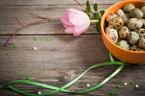 Oeufs de Pâques sur vieux fond en bois — Photo