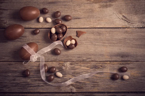 Chocolate Easter Eggs Over Wooden Background — Stock Photo, Image