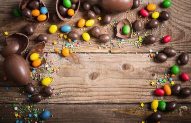 Tahta Arkaplanda Çikolatalı Paskalya Yumurtaları