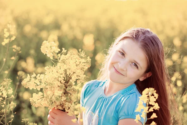 Uśmiech dziewczyny w pole rzepaku — Zdjęcie stockowe
