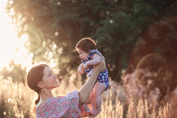 Bébé avec mère en plein air — Photo