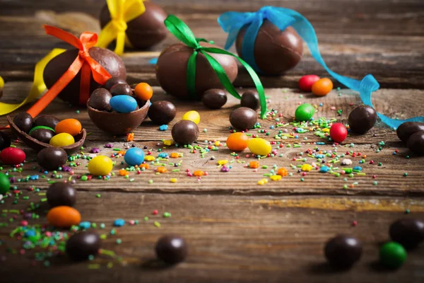 Choklad påsk ägg över trä bakgrund — Stockfoto