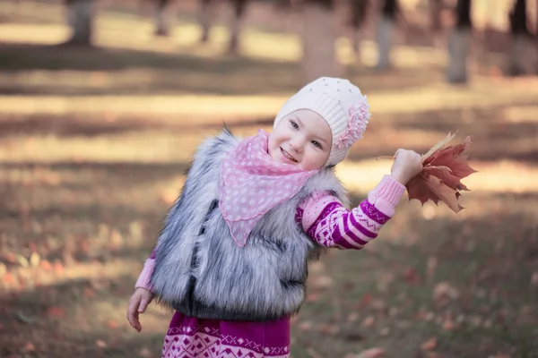 Kislány őszi gazdaságban levelek — Stock Fotó