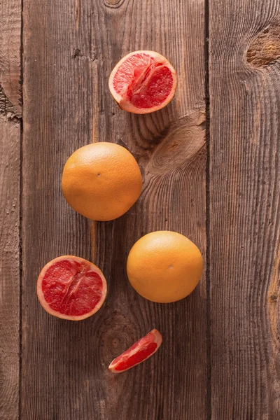 木制背景的成熟柚子 — 图库照片