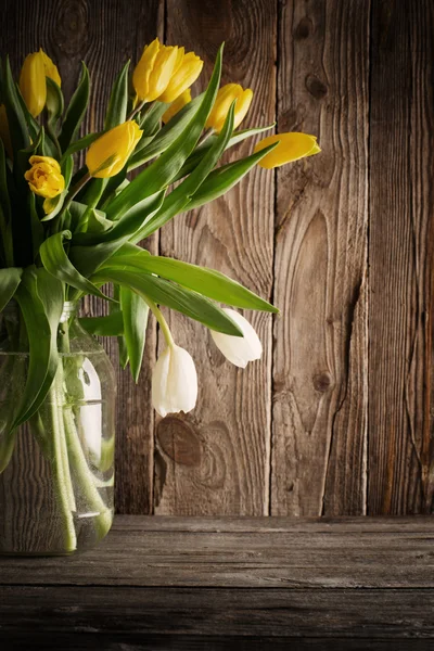 Tulipanes sobre fondo de madera — Foto de Stock