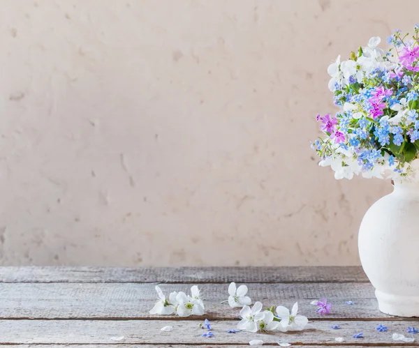 白色的花瓶里的花 — 图库照片