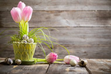 Paskalya dekorasyon eski ahşap zemin üzerine