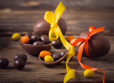 Tahta Arkaplanda Çikolatalı Paskalya Yumurtaları