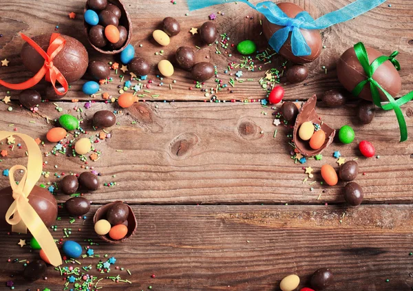 Cioccolato uova di Pasqua su sfondo di legno — Foto Stock
