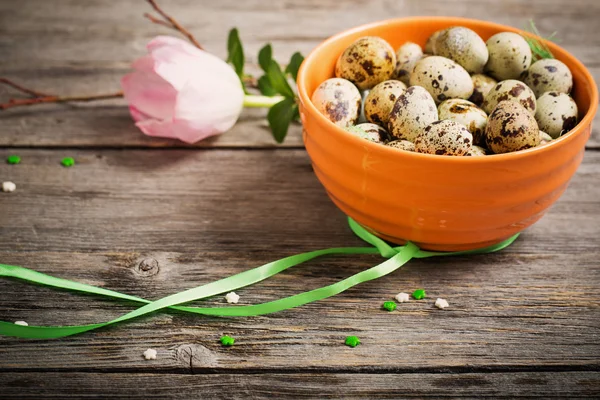 Uova di Pasqua su sfondo di legno vecchio — Foto Stock