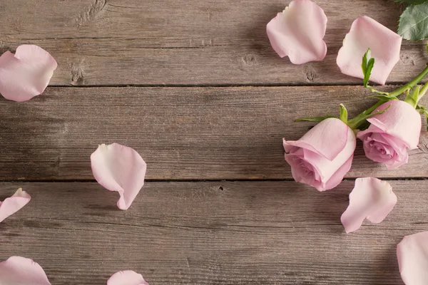Rose auf Holzgrund — Stockfoto