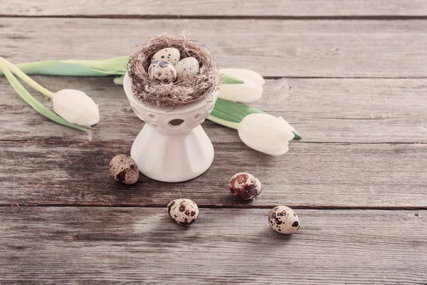 Decoraciones de huevos de Pascua en mesa de madera —  Fotos de Stock