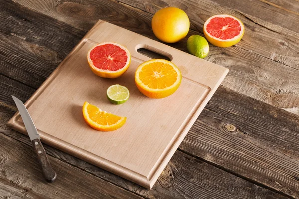 Owoców cytrusowych uśmiech na drewnianym stole — Zdjęcie stockowe
