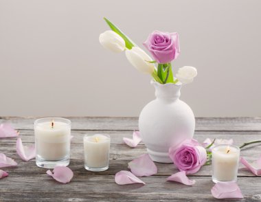 kokulu mum ile Vazoda Çiçekler