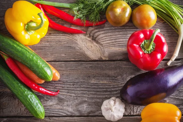 Groenten op een houten ondergrond — Stockfoto