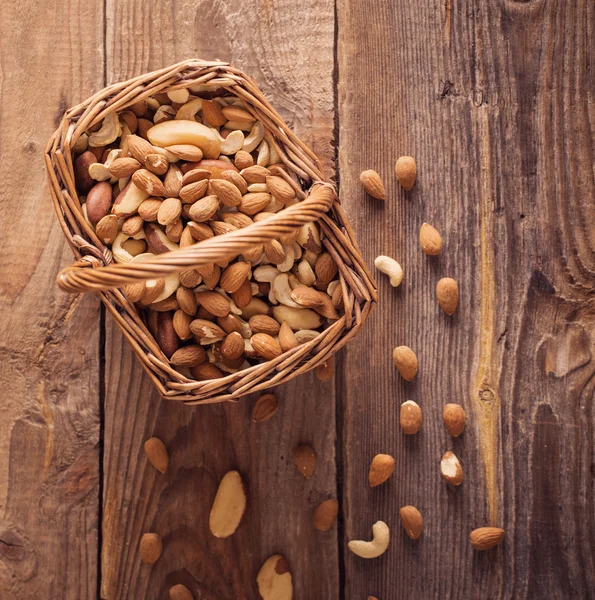 Смешанные орехи на старом деревянном фоне — стоковое фото