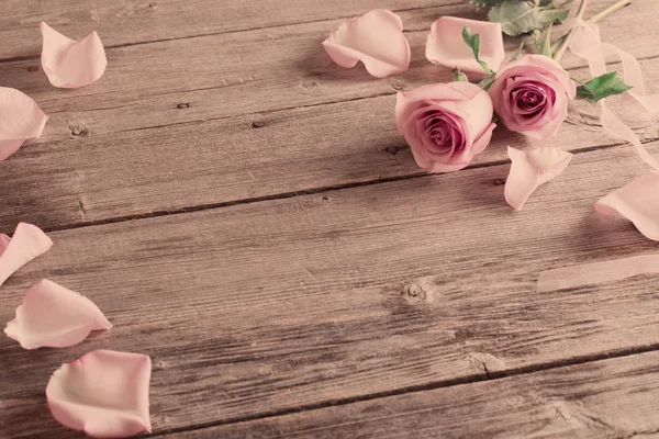 Rose auf Holzgrund — Stockfoto