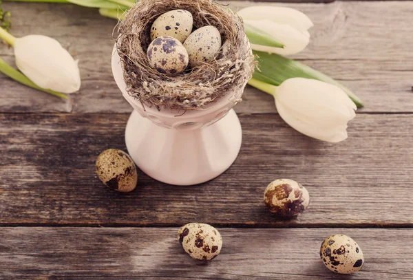 Oeufs de Pâques décorations sur table en bois — Photo