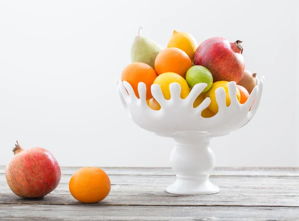 Натюрморт с плодами в вазе — стоковое фото