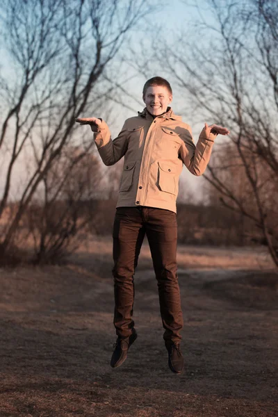 Молодой человек прыгает от радости на открытом воздухе — стоковое фото