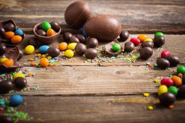 Tahta Arkaplanda Çikolatalı Paskalya Yumurtaları