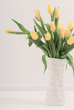 Beyaz arkaplanda laleler