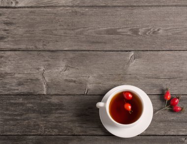 ahşap masa üzerinde hip Güllü çay