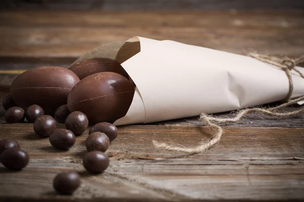 Ovos de Páscoa de chocolate sobre fundo de madeira — Fotografia de Stock