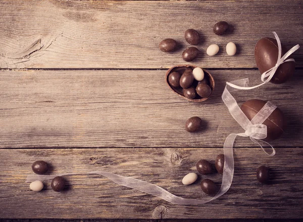 Huevos de Pascua de chocolate sobre fondo de madera —  Fotos de Stock