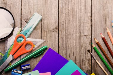 Ahşap arka planda okul kavramına geri dön