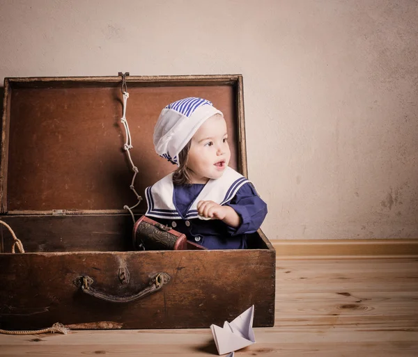 Baby spielt mit Spielzeug-Segelboot drinnen — Stockfoto