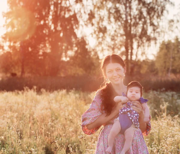 Dítě s matkou venkovní — Stock fotografie